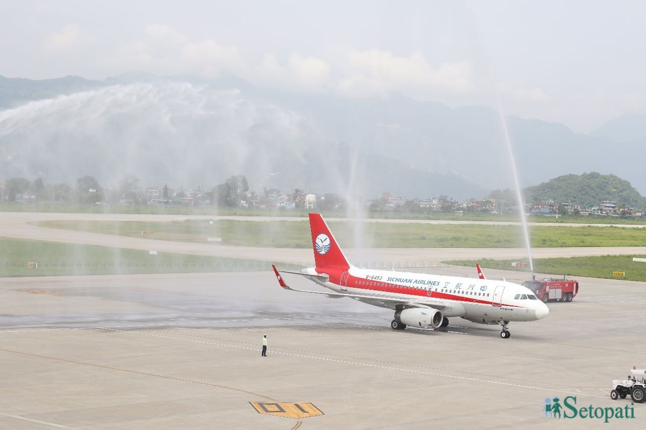 बुधबार पोखरा अन्तर्राष्ट्रिय विमानस्थलमा अवतरण गरेको चिनियाँ जहाज। तस्बिर: युवराज श्रेष्ठ/सेतोपाटी